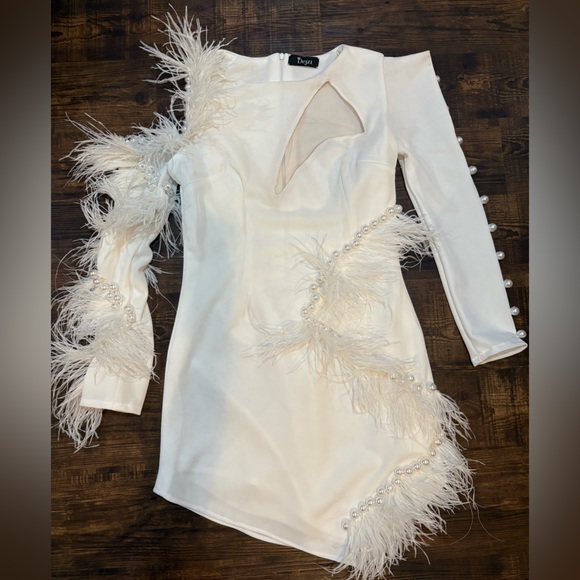 Dresses & Skirts - Dejzi White Feathered Long Sleeve Dress